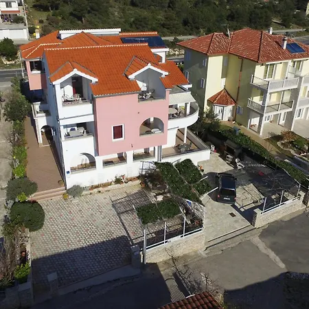 Gostinjska kuća & Petra 3*